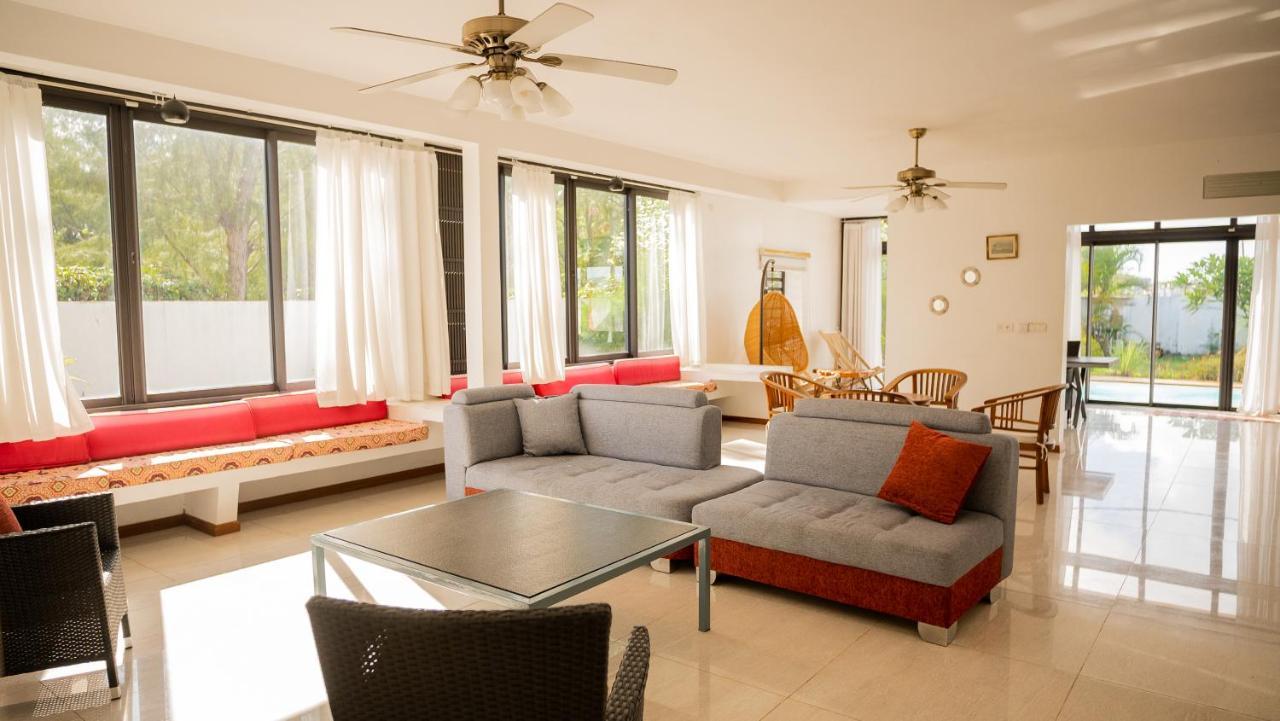 Villa Angelou - Sunlit Beach Getaway With Pool And Wifi Беле Маре Екстериор снимка